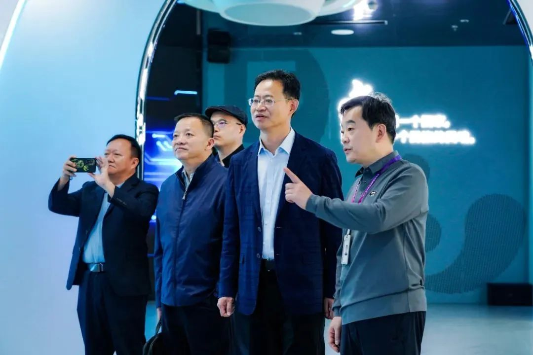 国家广电总局发展研究中心一行赴星空(中国)励丰文化调研指导