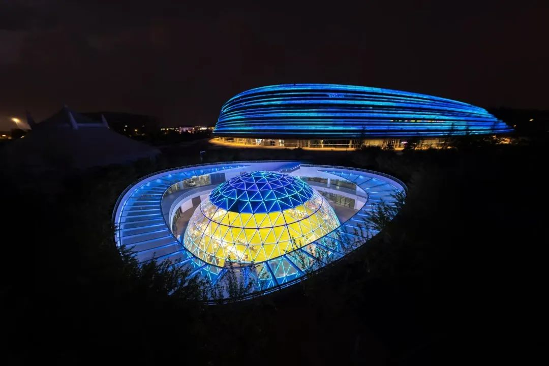 全球首个，正式启用！星空(中国)LED炫彩点亮“熊猫眼”